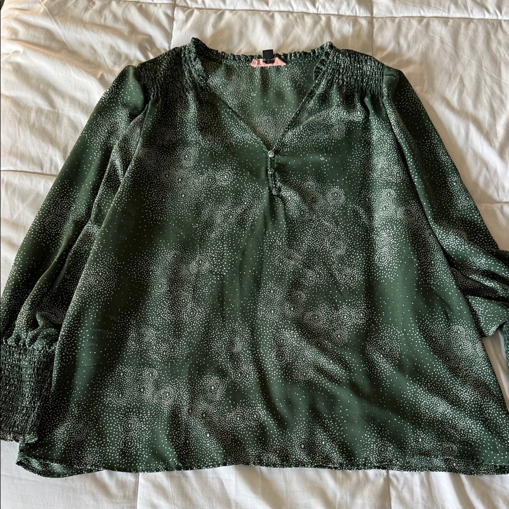 East Adeline Green Starburst Print Smocked V-Neck Blouse Plus Size 1X